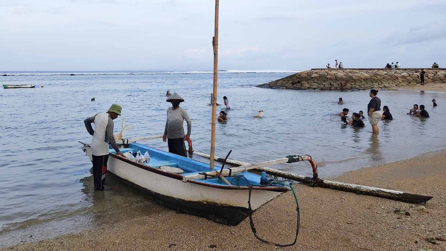 Pantai Sindhu menjadi ruang wisata sekaligus bagian dari kehidupan masyarakat setempat.
