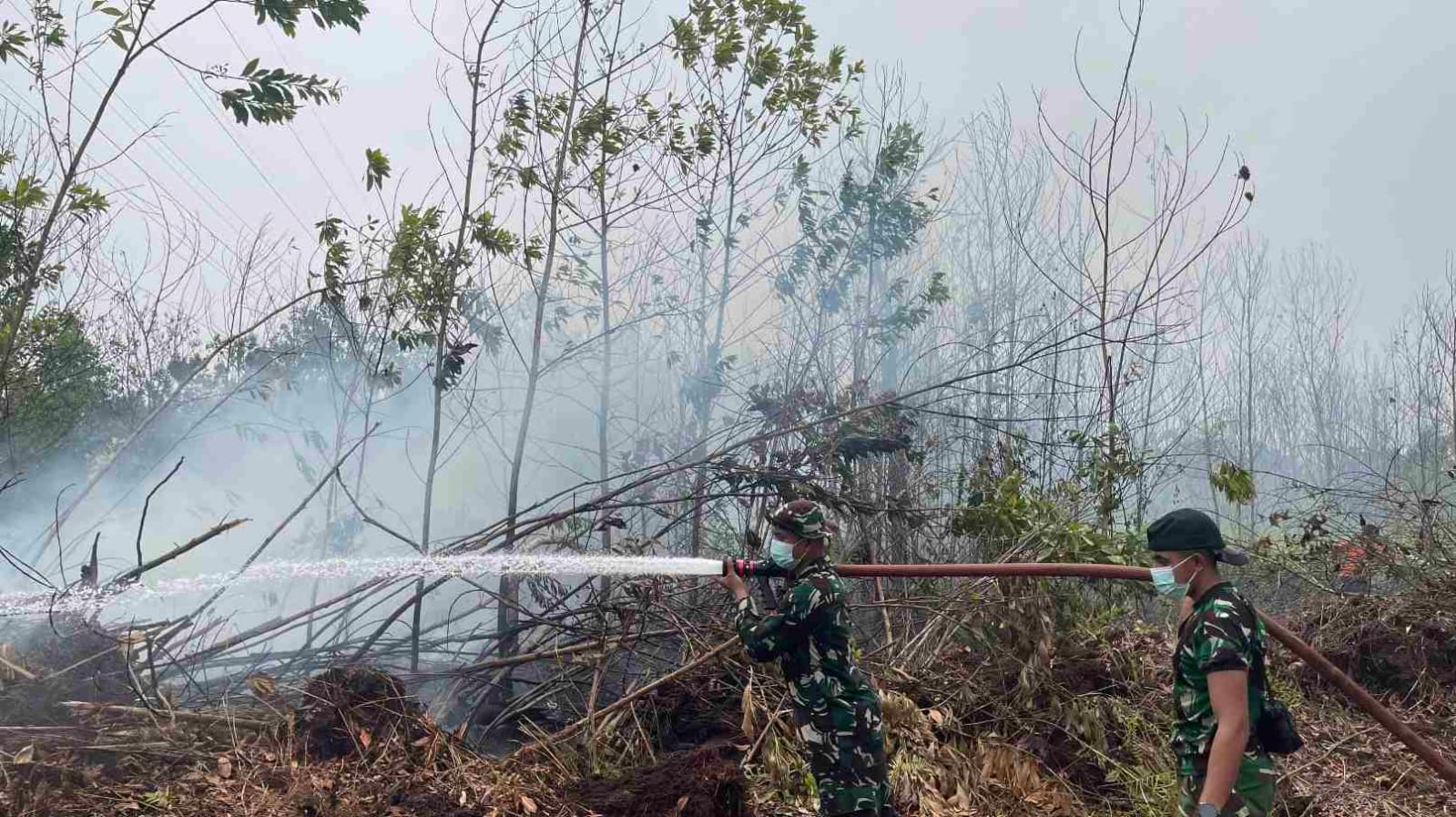 Prajurit Satgas Karhutla melaksanakan upaya pencegahan kebakaran hutan dan lahan di Bumi Tambun Bungai.