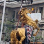 Patung kuda berwarna emas menjadi simbol kemegahan, kerendahan hati, dan keseimbangan dalam kehidupan.