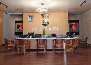 Petugas memberikan pelayanan kepada warga dengan sikap ramah, perhatian, dan respons yang cepat.