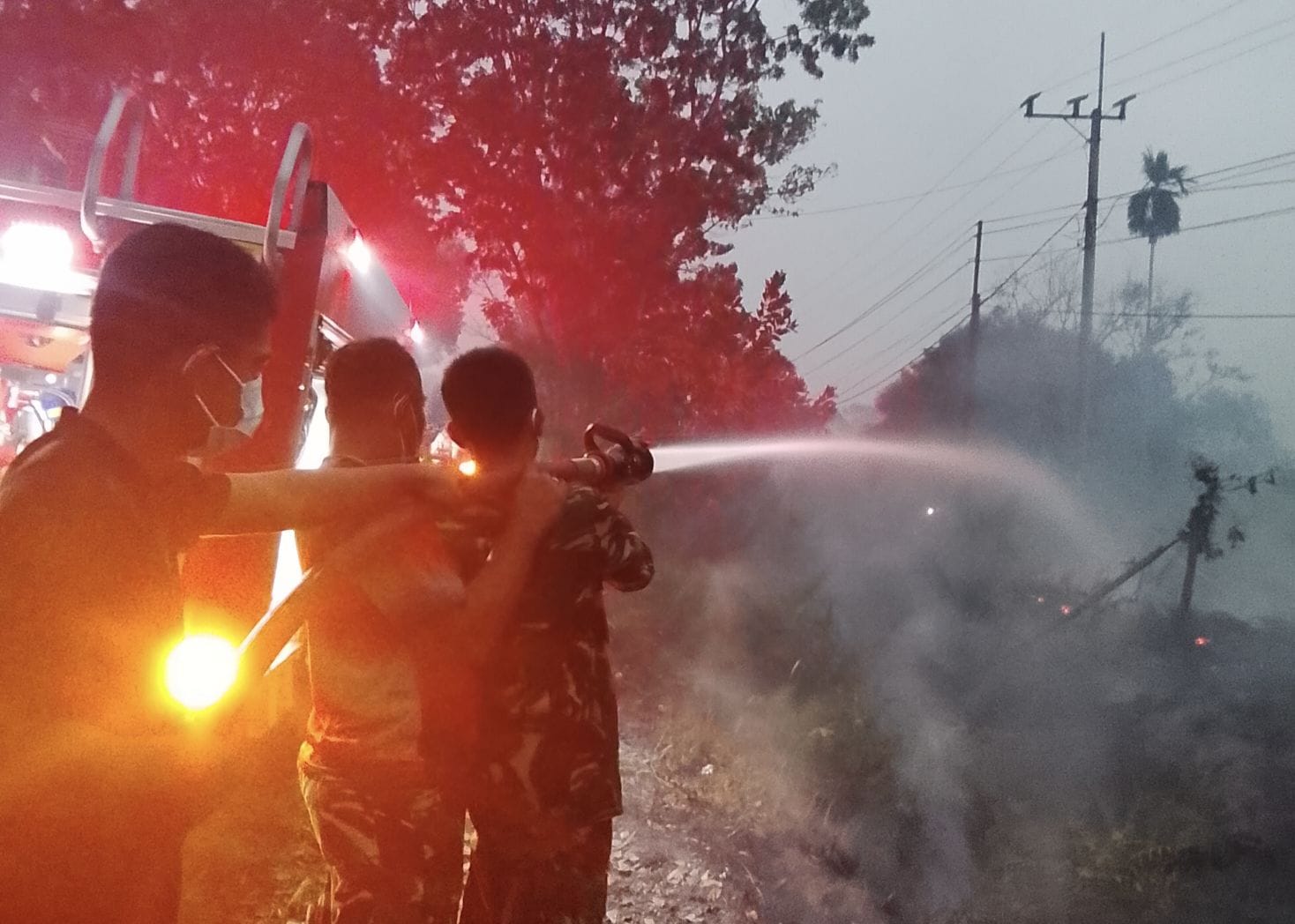 Personel melakukan pemadaman dan pendinginan kebakaran hutan dan lahan atas instruksi Pangdam XXII/Tambun Bungai Mayjen TNI Zainul Arifin.