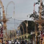 Deretan penjor menghiasi sepanjang jalan menuju Pura Penataran Desa Adat Kampial dan Desa Adat Bualu di Bali.