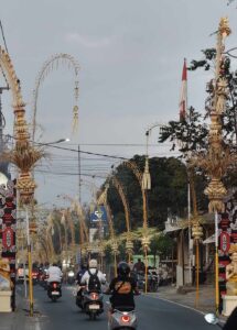 Deretan penjor menghiasi sepanjang jalan menuju Pura Penataran Desa Adat Kampial dan Desa Adat Bualu di Bali.