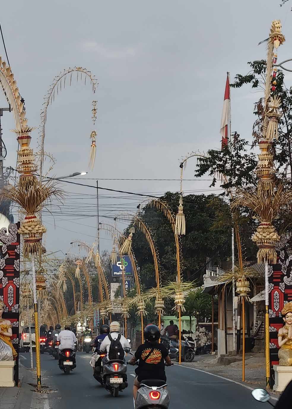 Deretan penjor menghiasi sepanjang jalan menuju Pura Penataran Desa Adat Kampial dan Desa Adat Bualu di Bali.
