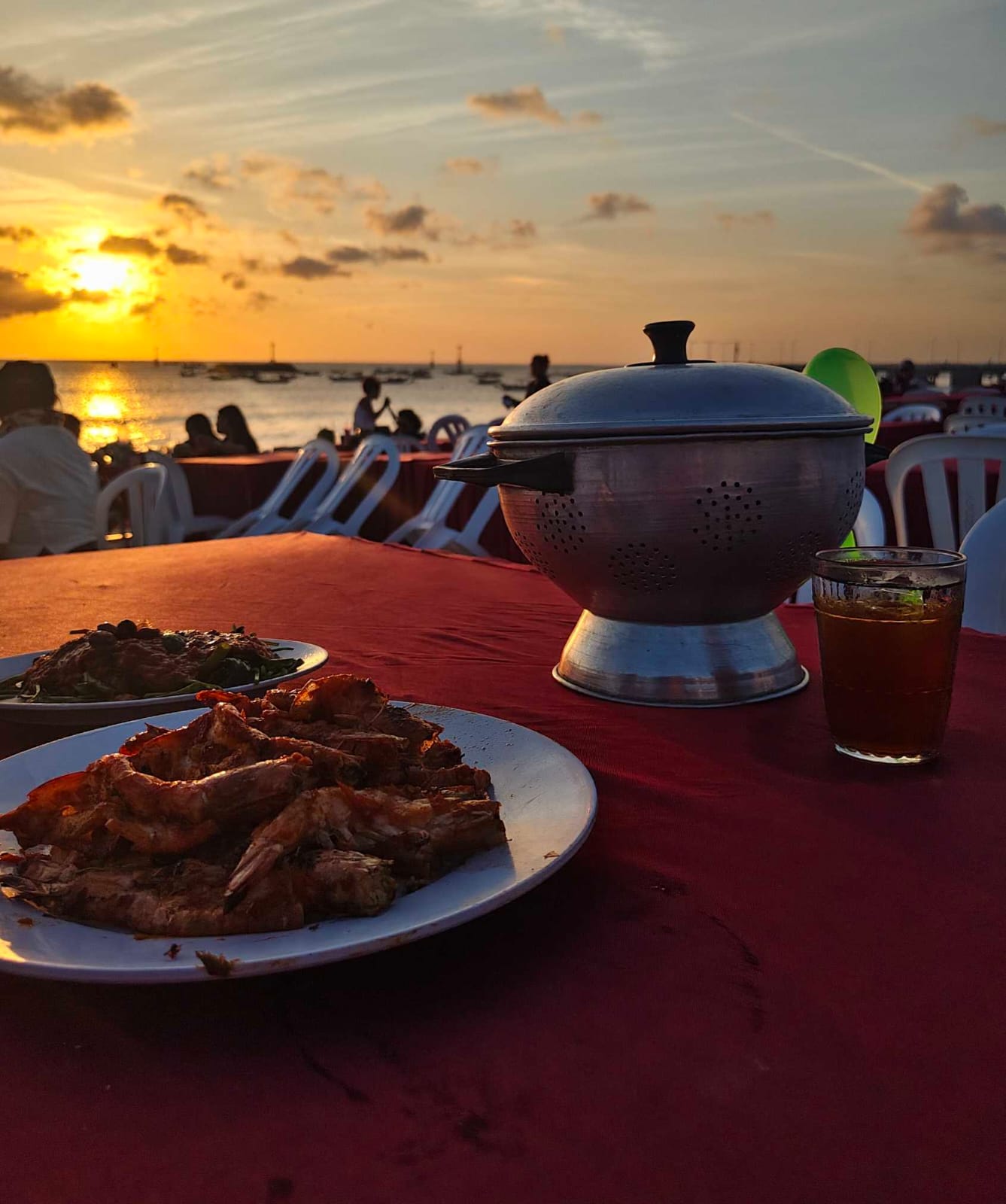 Menikmati seafood dan pemandangan sunset di Pantai Kedonganan, Jimbaran.