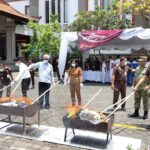 Sejumlah pejabat dan perwakilan instansi menyaksikan pemusnahan barang bukti di Kabupaten Badung.