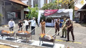 Sejumlah pejabat dan perwakilan instansi menyaksikan pemusnahan barang bukti di Kabupaten Badung.