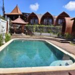 Penginapan bergaya cottage dengan suasana tenang dan elemen arsitektur yang khas.