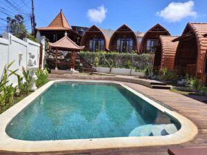 Penginapan bergaya cottage dengan suasana tenang dan elemen arsitektur yang khas.