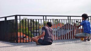 Pekerja konstruksi dalam aktivitas pembangunan di Pulau Bali.