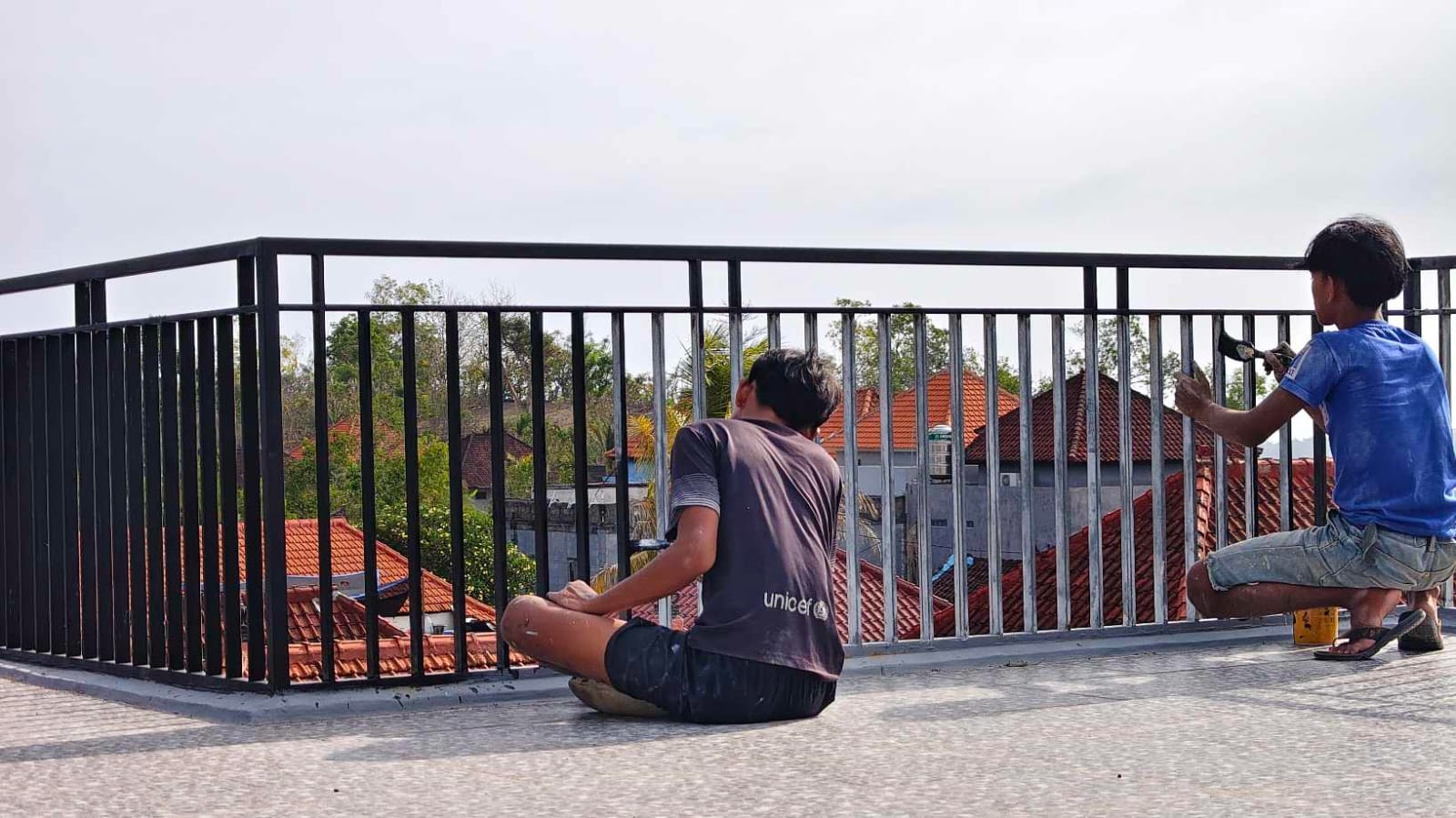 Pekerja konstruksi dalam aktivitas pembangunan di Pulau Bali.