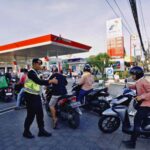 Personel Batalyon A Pelopor Satbrimob Polda Bali berjaga di SPBU Jalan Dharmawangsa, Benoa, Kuta Selatan, Badung.