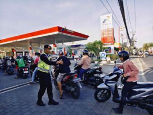 Personel Batalyon A Pelopor Satbrimob Polda Bali berjaga di SPBU Jalan Dharmawangsa, Benoa, Kuta Selatan, Badung.