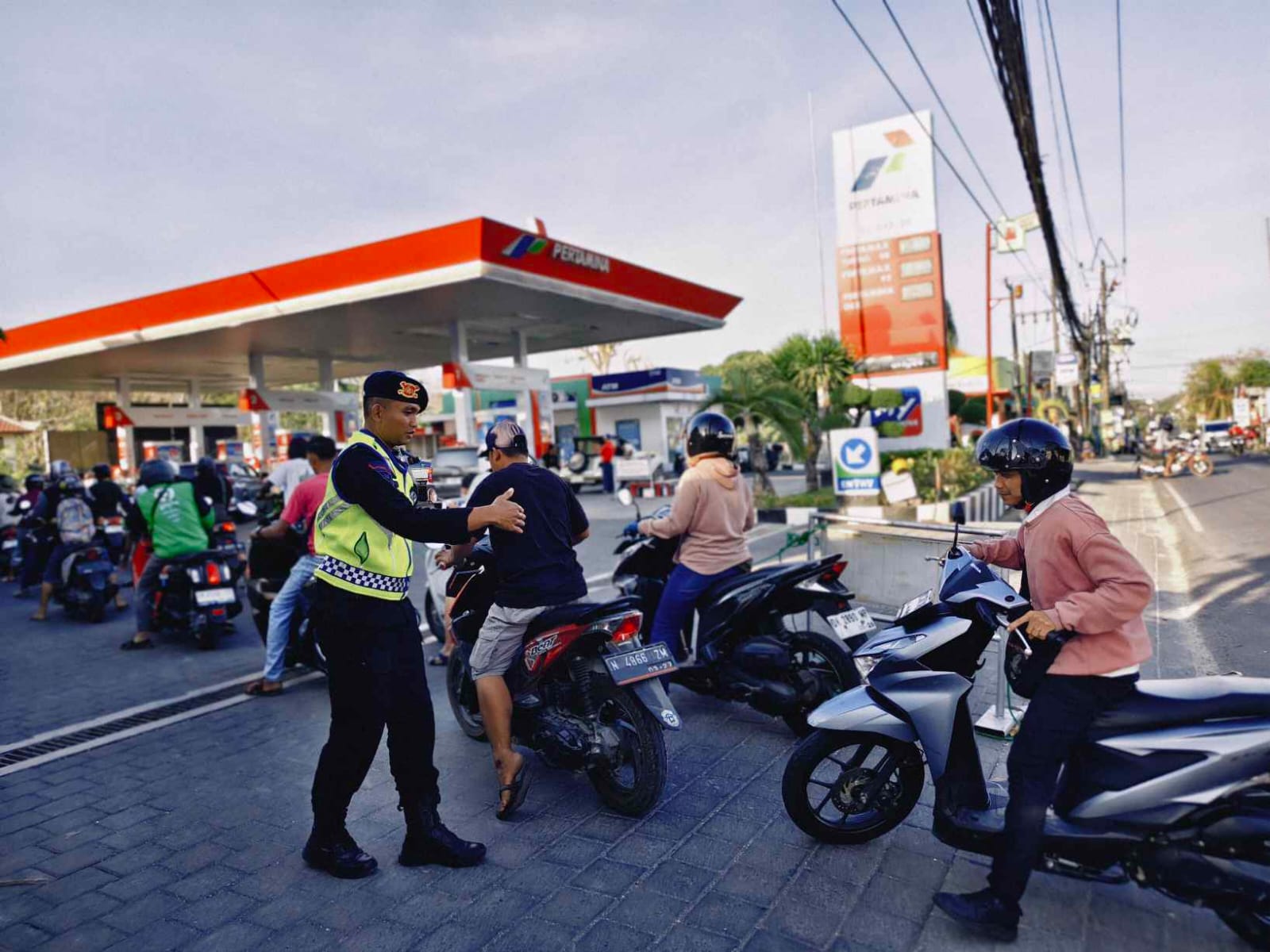 Personel Batalyon A Pelopor Satbrimob Polda Bali berjaga di SPBU Jalan Dharmawangsa, Benoa, Kuta Selatan, Badung.