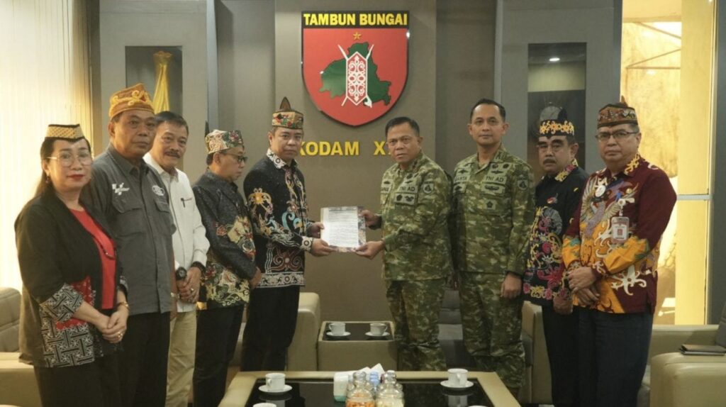 Pertemuan Pangdam XXII/Tambun Bungai dan DAD Kalteng untuk memperkuat pelestarian budaya Dayak dan hubungan harmonis dengan masyarakat adat.