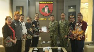Pertemuan Pangdam XXII/Tambun Bungai dan DAD Kalteng untuk memperkuat pelestarian budaya Dayak dan hubungan harmonis dengan masyarakat adat.