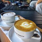 Rocca Coffee & Eatery sebagai tempat menikmati kopi, makanan ringan, dan percakapan hingga malam.