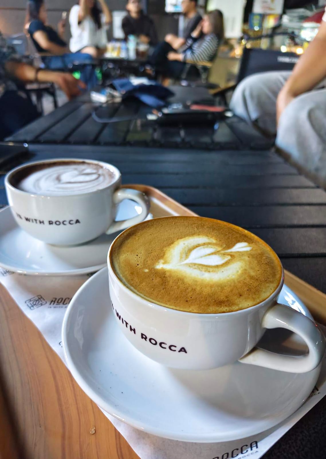 Rocca Coffee & Eatery sebagai tempat menikmati kopi, makanan ringan, dan percakapan hingga malam.
