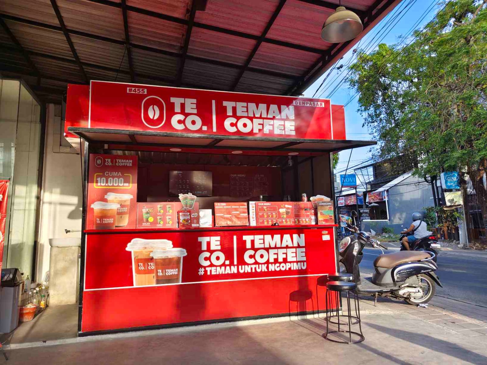 Secangkir kopi di Teman Kopi dengan harga mulai Rp10 ribu.