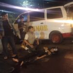 Personel Satbrimob Polda Bali mengevakuasi korban kecelakaan lalu lintas di Denpasar.