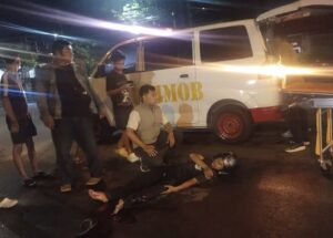 Personel Satbrimob Polda Bali mengevakuasi korban kecelakaan lalu lintas di Denpasar.