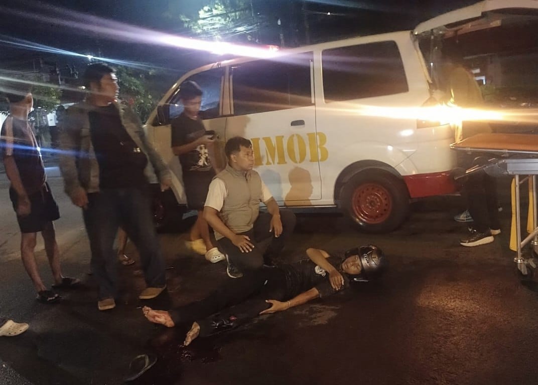 Personel Satbrimob Polda Bali mengevakuasi korban kecelakaan lalu lintas di Denpasar.