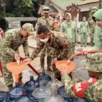 Satgas Karhutla menyalurkan air bersih kepada masyarakat di Kecamatan Maliku, Kabupaten Pulang Pisau, Kalimantan Tengah.
