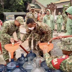 Satgas Karhutla menyalurkan air bersih kepada masyarakat di Kecamatan Maliku, Kabupaten Pulang Pisau, Kalimantan Tengah.