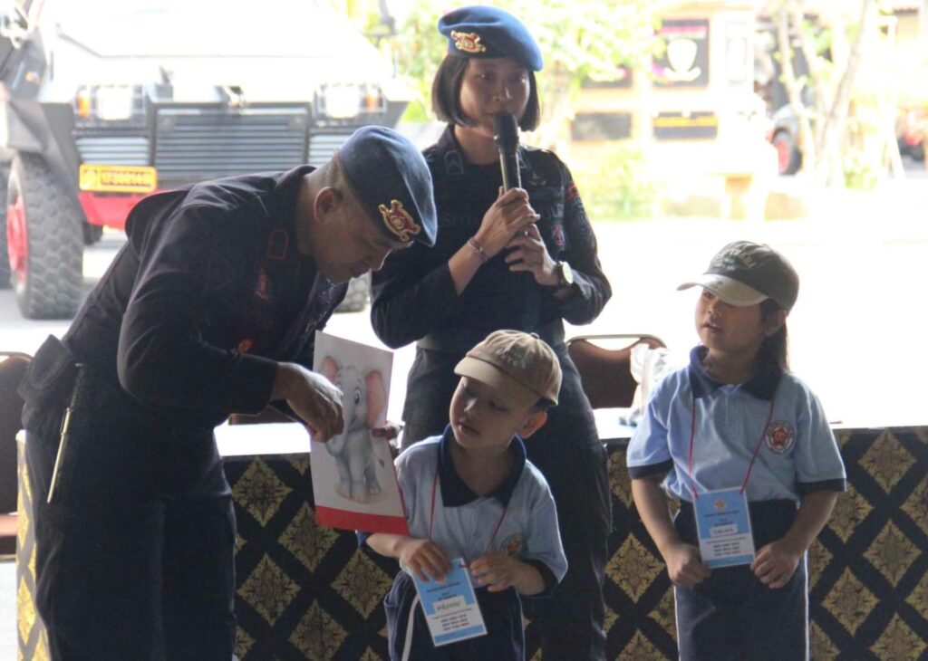 Kunjungan edukasi Sekolah Nava Dhammasekha Guang Ming Bali ke Mako Satbrimob Polda Bali.