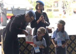 Kunjungan edukasi Sekolah Nava Dhammasekha Guang Ming Bali ke Mako Satbrimob Polda Bali.