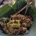 Nasi tekor dengan pilihan lauk dan sayuran bercita rasa bumbu Bali.