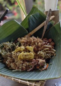Nasi tekor dengan pilihan lauk dan sayuran bercita rasa bumbu Bali.
