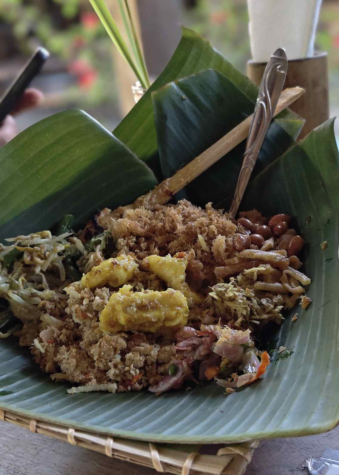 Nasi tekor dengan pilihan lauk dan sayuran bercita rasa bumbu Bali.