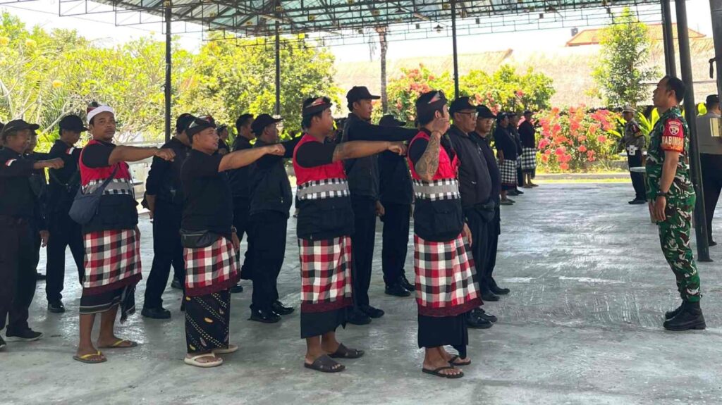 Sinergi aparat kewilayahan dan masyarakat adat dalam menjaga keamanan dan ketertiban di Kelurahan Renon, Denpasar Selatan.