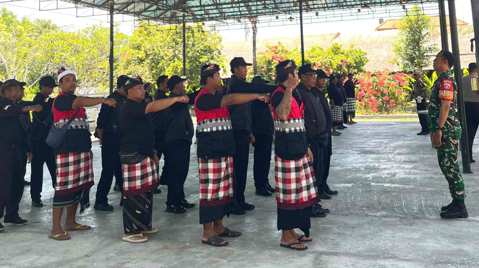Sinergi aparat kewilayahan dan masyarakat adat dalam menjaga keamanan dan ketertiban di Kelurahan Renon, Denpasar Selatan.