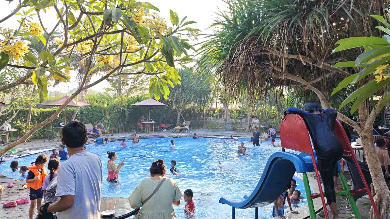 Tiket masuk anak-anak seharga Rp20.000 per anak untuk rekreasi keluarga.