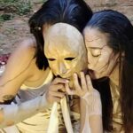 Topeng sebagai simbol persembunyian dan refleksi tentang keberanian berdamai dengan diri sendiri.