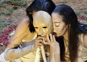 Topeng sebagai simbol persembunyian dan refleksi tentang keberanian berdamai dengan diri sendiri.