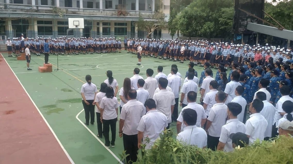 Ratusan siswa mengikuti upacara Sumpah Pemuda bersama unsur TNI, Polri, pemerintah desa, dan pihak sekolah.