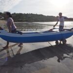 Seseorang menjaga keseimbangan saat membawa beban dalam perjalanan.