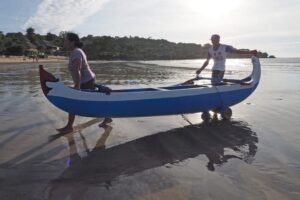 Seseorang menjaga keseimbangan saat membawa beban dalam perjalanan.